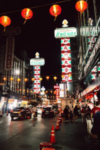 Scopri di più sull'articolo Scoprire i Mercati Locali di Chiang Mai: Una Guida Essenziale per Espatriati in Thailandia